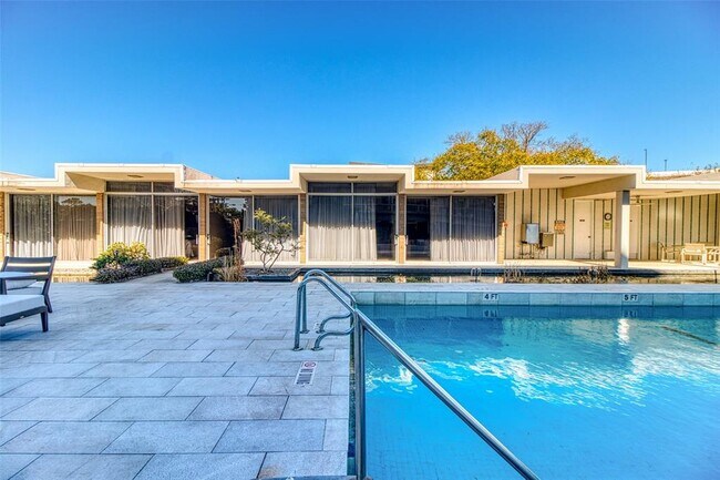 Building Photo - 5050 Woodway Dr