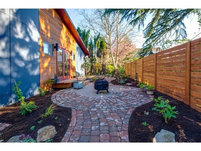 Building Photo - Incredible 3 Bed 2 Bath Madrona Home for L...