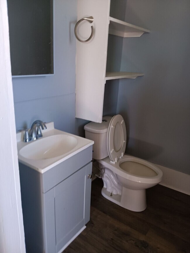 Building Photo - 215 W King Ave