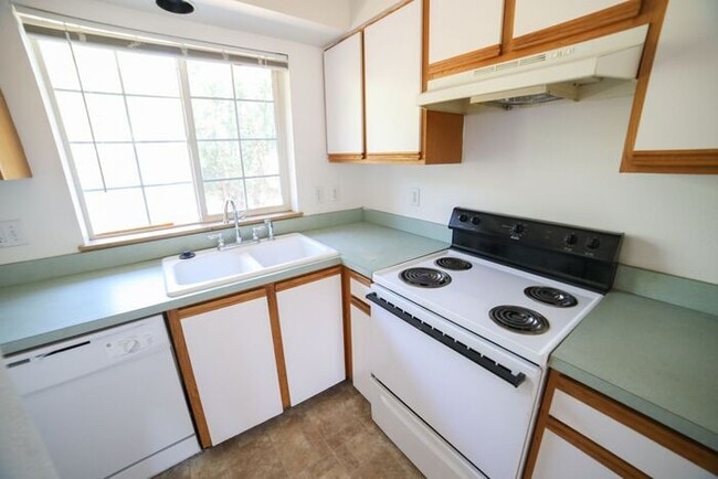 Building Photo - Townhome with Fresh Updates!!