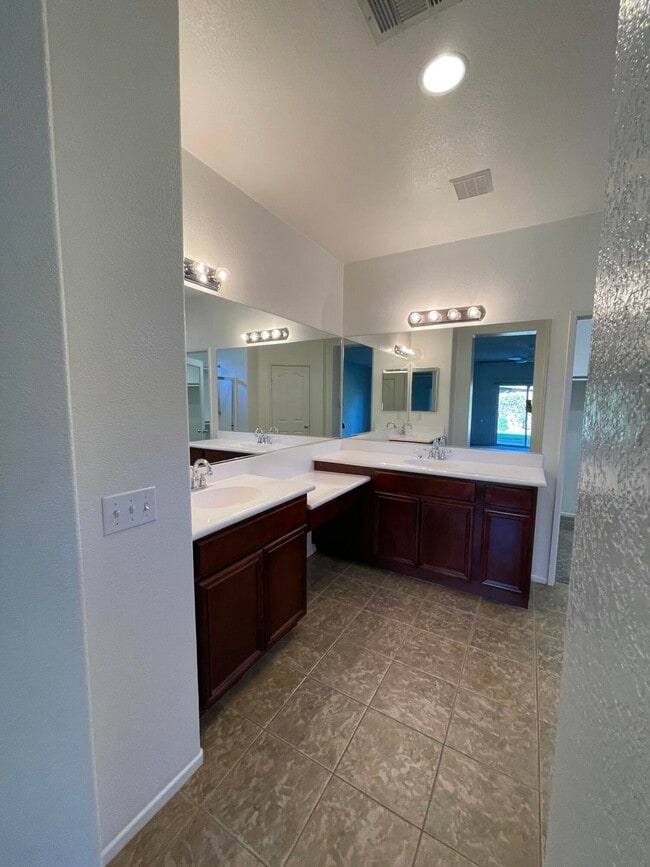 Building Photo - 1122 Oro Ridge