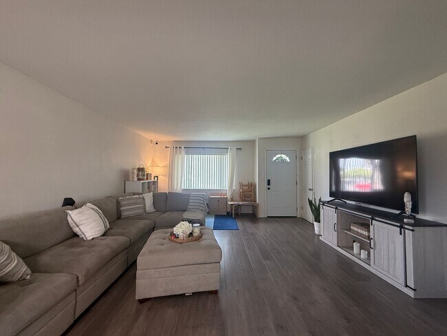 Building Photo - 3 bedrooms, 2-bathroom home with pool in Visalia, CA!