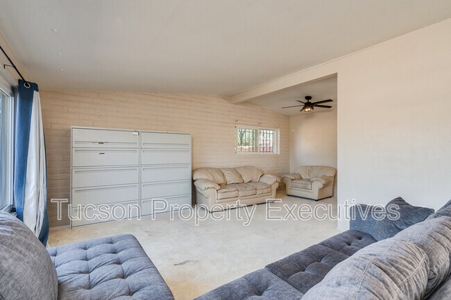 Building Photo - 6844 E Kingston Dr