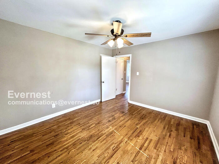 Building Photo - 1029 Edgewood Dr
