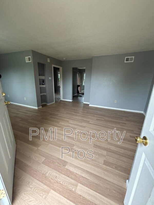 Building Photo - 6712 W Villard Ave