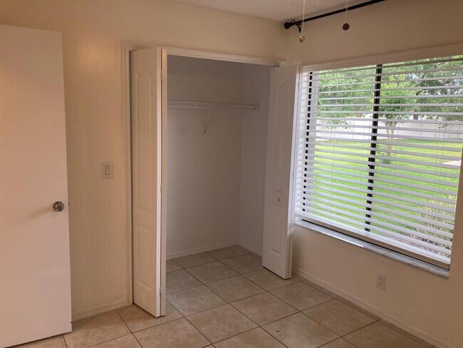 Building Photo - 88 Lakepointe Cir