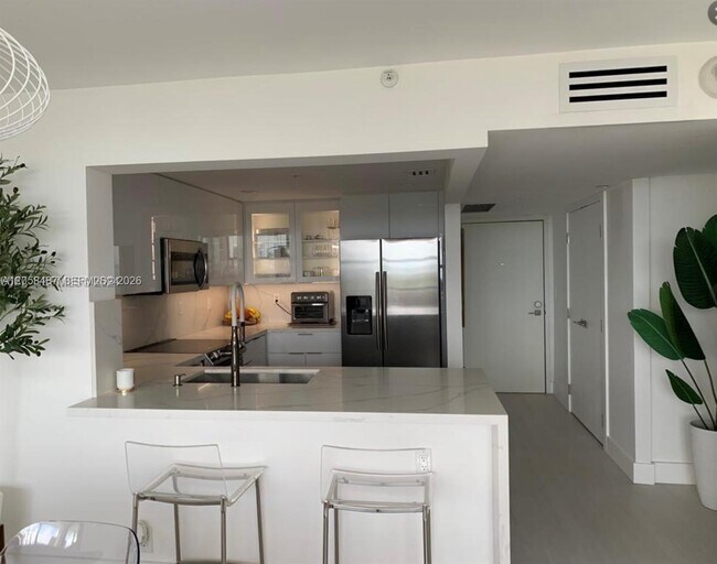 Building Photo - 2555 Collins Ave
