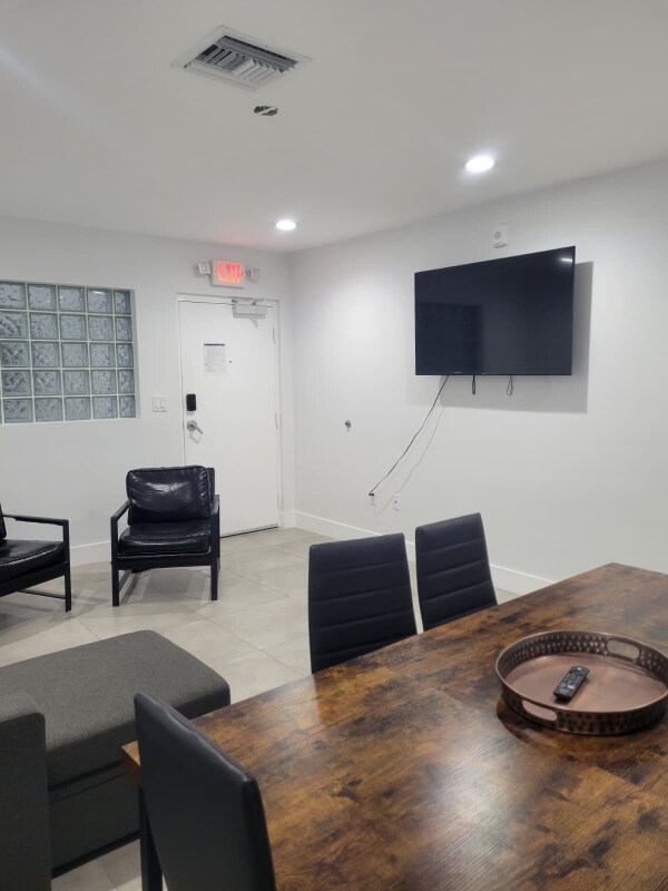 Building Photo - 645 Palmetto Dr
