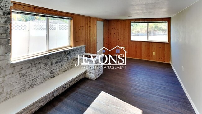 Building Photo - Near Randall Park - Charming home with two kitchens and washer/dryer included!