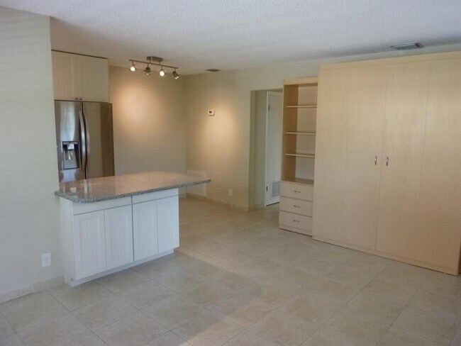 Building Photo - 2131 N Ocean Blvd