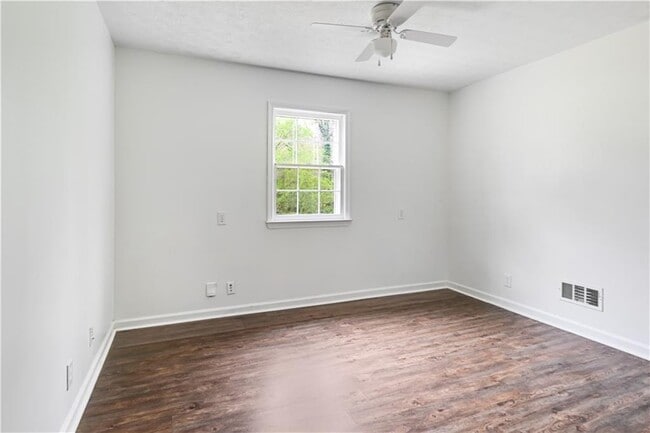 Building Photo - 4711 Nutmeg Way SW