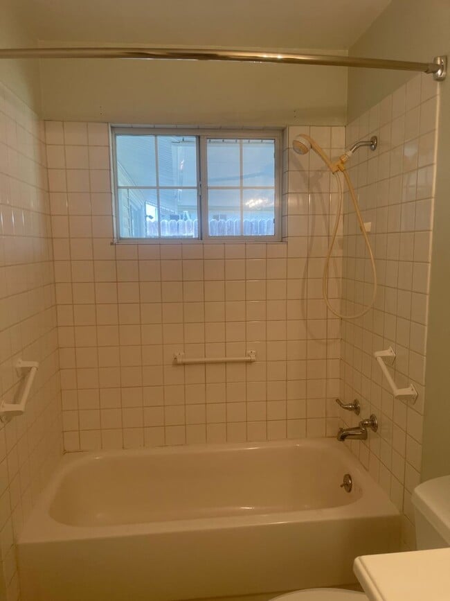 Building Photo - NICE OLDER HOME IN ESTABLISHED AREA