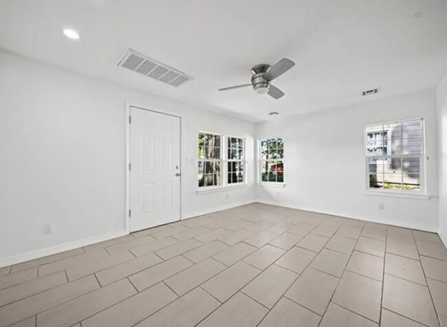 Building Photo - 3411 E 5th Pl