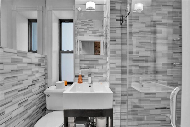 Building Photo - 340 E 18th St