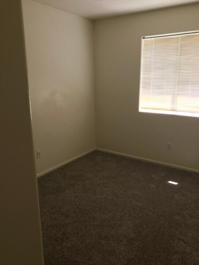 Building Photo - (SAM 15) 3 bedroom and 1.5 Bathroom duplex