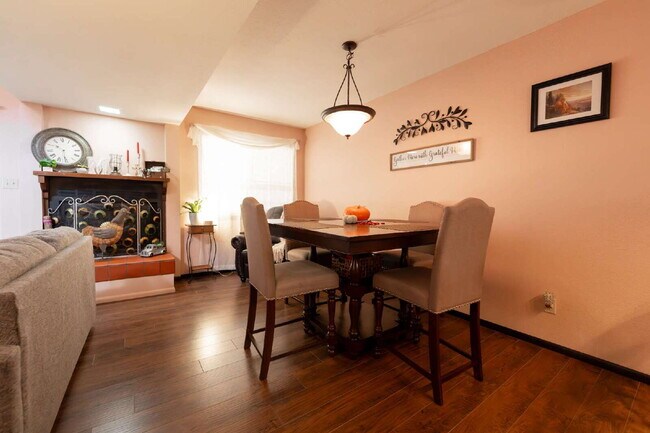 Building Photo - Feel Right at Home – Inviting Fully Furnis...