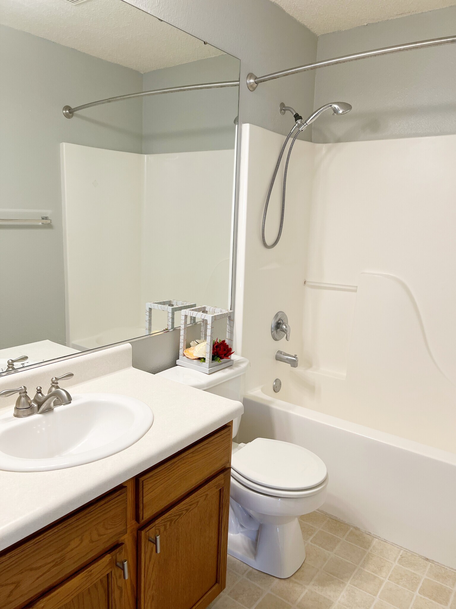 Building Photo - 2282 Middle View Dr