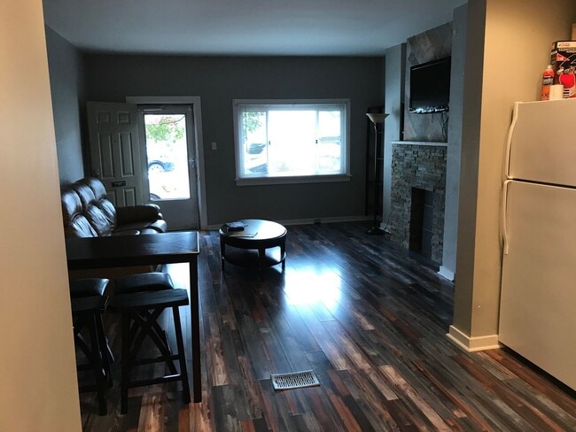 Building Photo - Modern Rental - South Side Flats