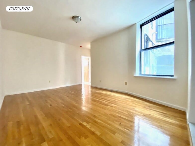 Primary Photo - 585 Isham St