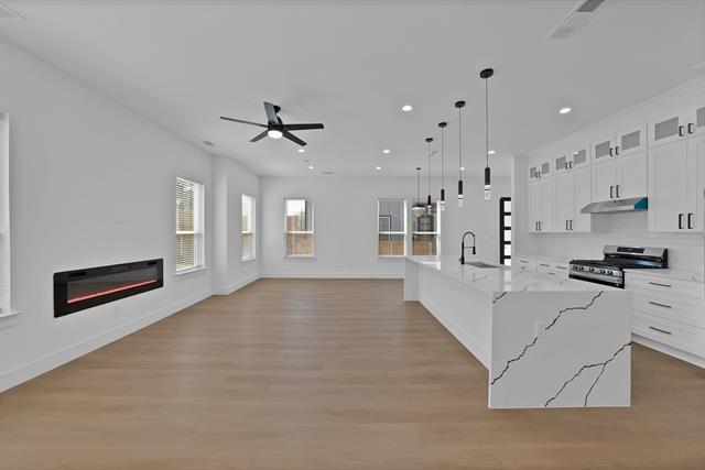 Building Photo - 302 E 7th St