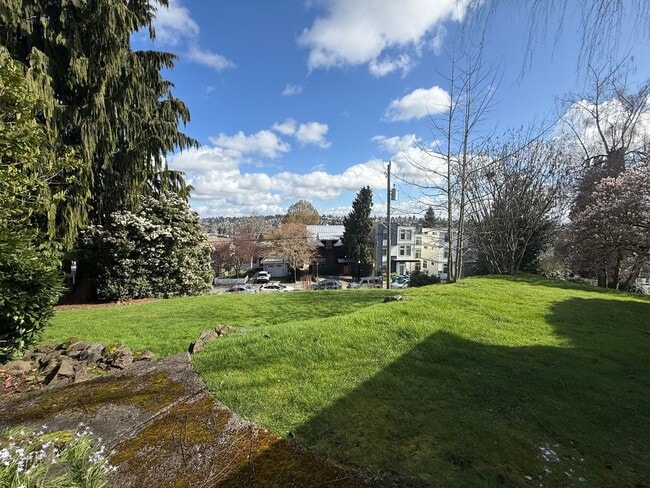 Building Photo - North Queen Anne Home