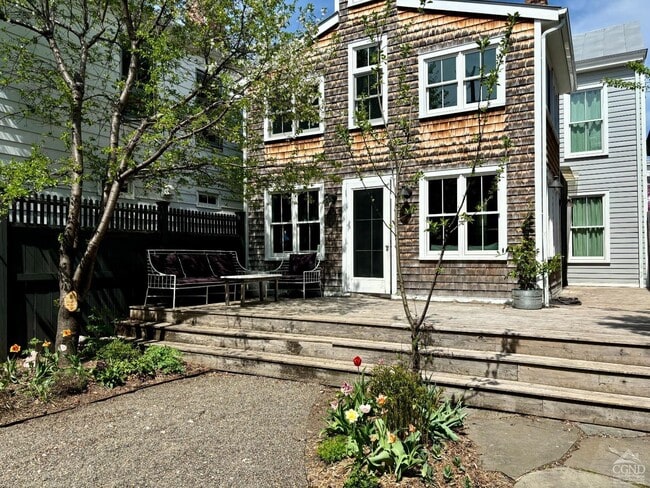 Building Photo - 323 Union St