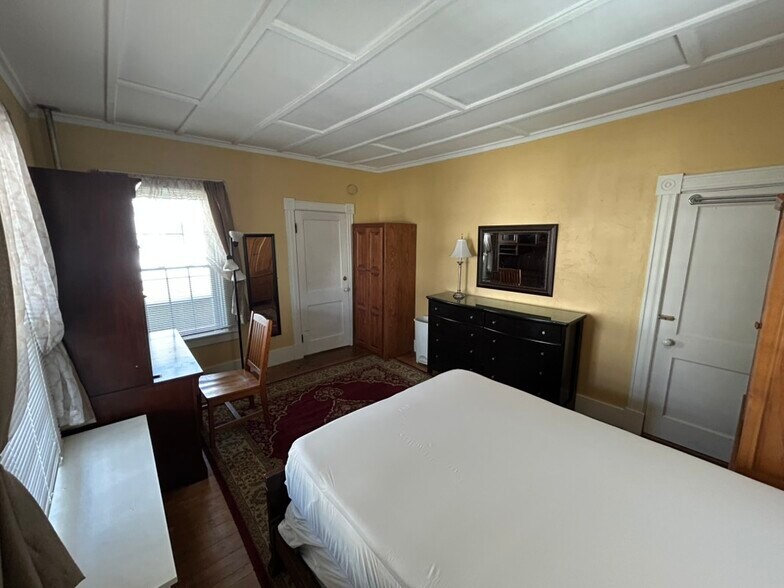 Full-size bed - 87 Water St