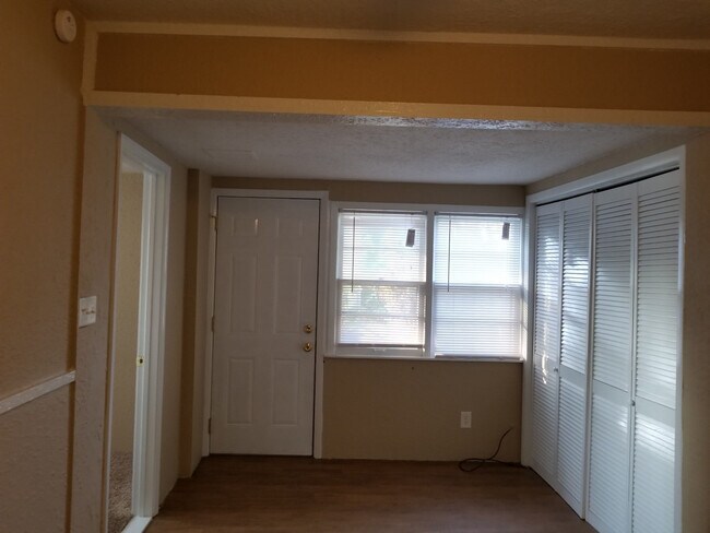 Building Photo - 1 Bedroom Ranch with Den