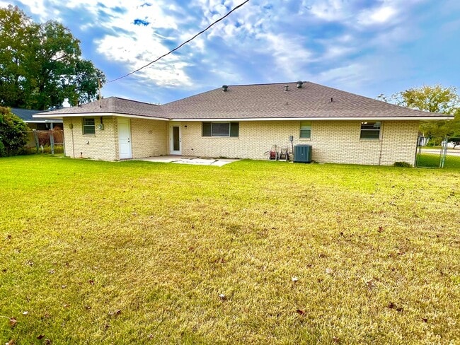 Building Photo - Updated 3 Bedroom Home with All Appliances & Double Garage