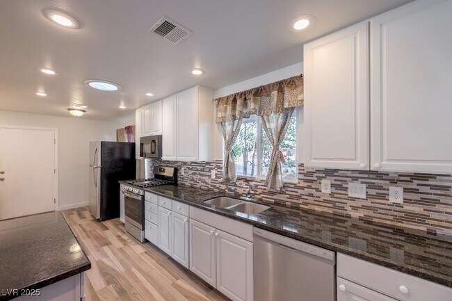 Building Photo - 3701 Pyramid Dr