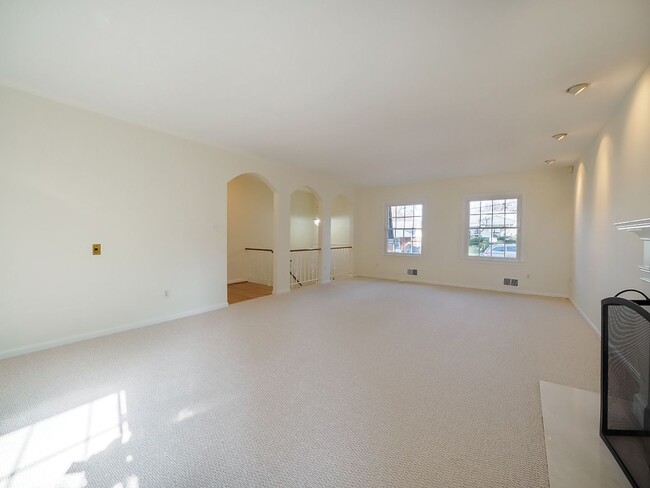 Building Photo - 2702 Navarre Dr
