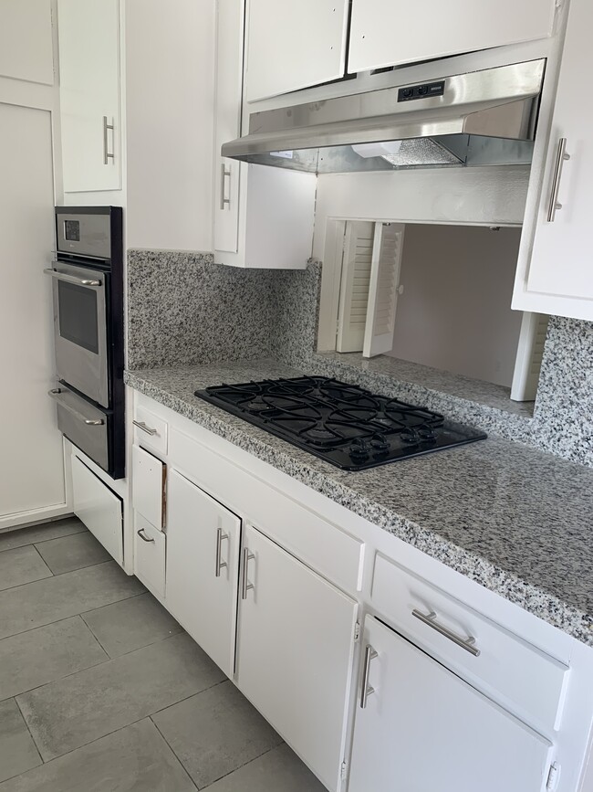 Building Photo - 10350 Almayo Ave