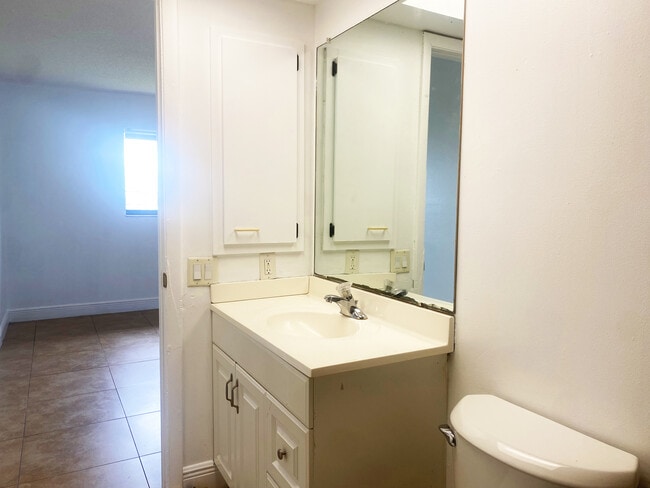 Building Photo - 1104 SE 8th St