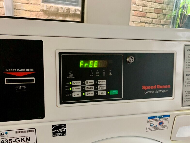 One bedroom x one bathroom condo. Corner unit. Private. Free laundry. Do 4 loads at once! - 407 E 45th St #116