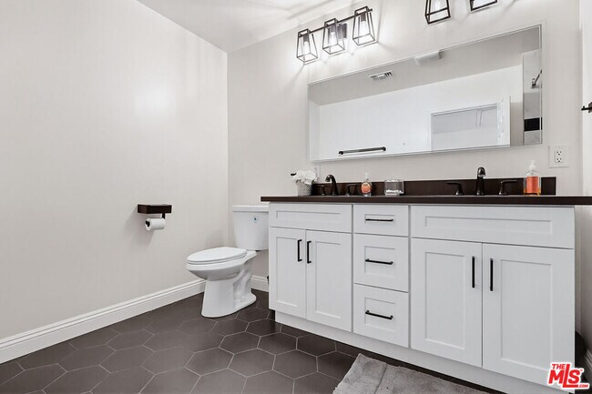 Building Photo - 9209 Paramount Blvd