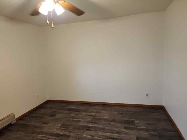 Building Photo - Charming 2 Bedroom Lower in Prime Appleton...