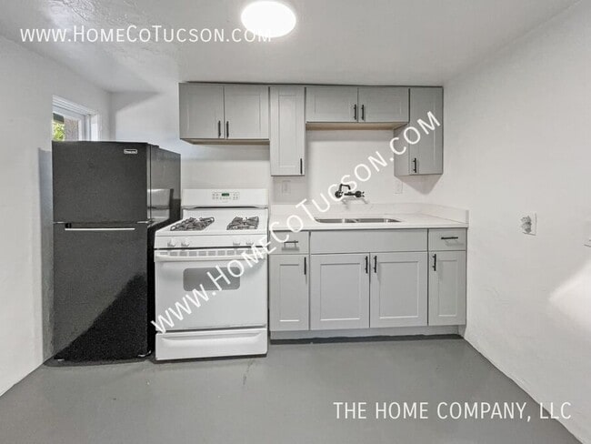 Building Photo - 940 E Florita St