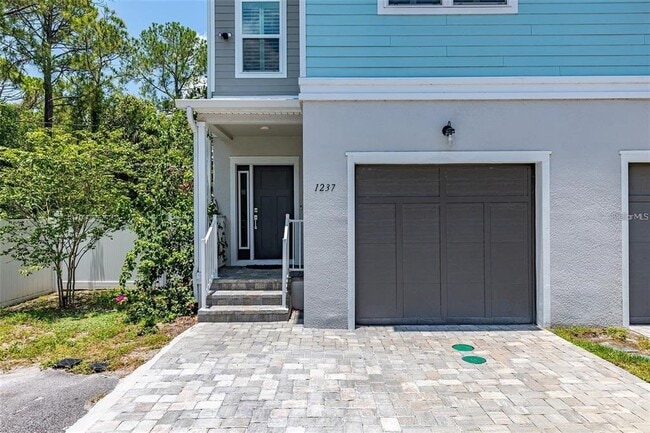 Building Photo - 1237 Savona Dr