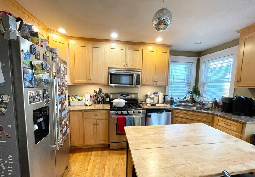 Building Photo - 17 Iroquois St