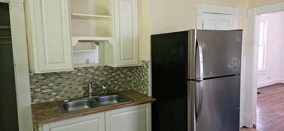 Building Photo - 129 N Bergan Ave