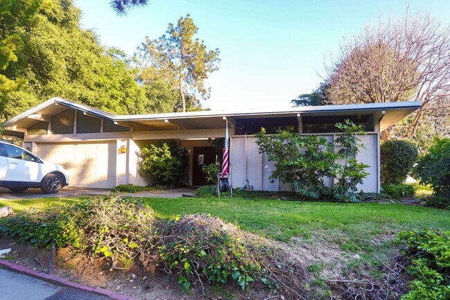 Building Photo - BEAUTIFUL 3 BEDROOM HOME WITH POOL IN THE HILLS OF LA CRESCENTA