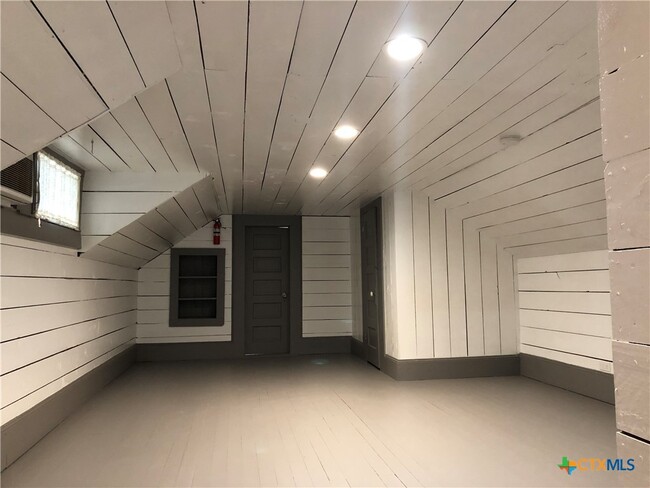 Building Photo - 414 W San Antonio St