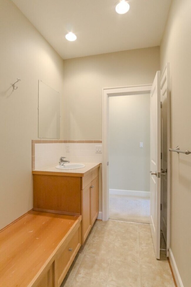 Building Photo - 4Bd/4Ba Seattle Home