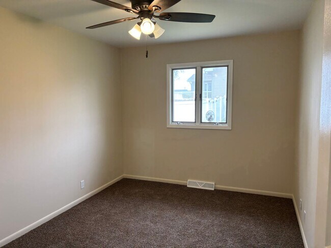 Building Photo - 3 Bedroom, 2.5 Bath Single Family Home w/2...