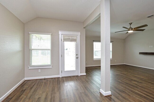 Building Photo - 201 Pearland St