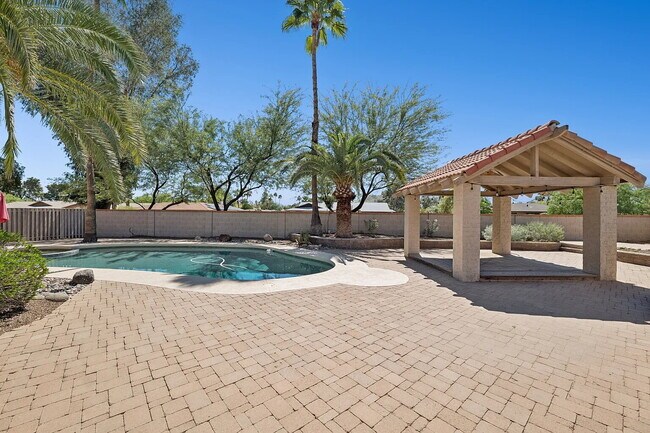 Building Photo - SPARKLING PRIVATE POOL, BEAUTIFUL HOME, UNBEATABLE LOCATION!