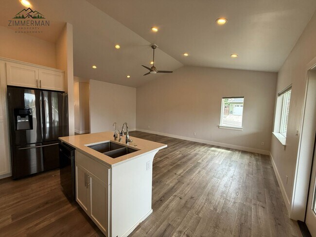Building Photo - Beautiful 3 bed Home in Lowell