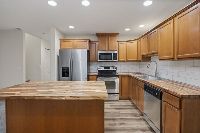 Building Photo - 3 bedroom 2.5 bath