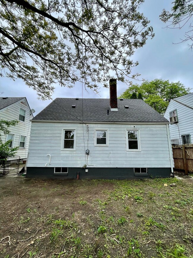 Building Photo - 20495 Mendota St