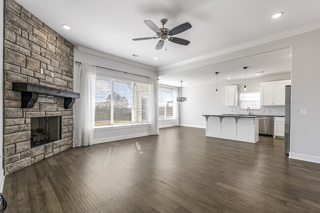 Building Photo - 2016 W Chandler Ave